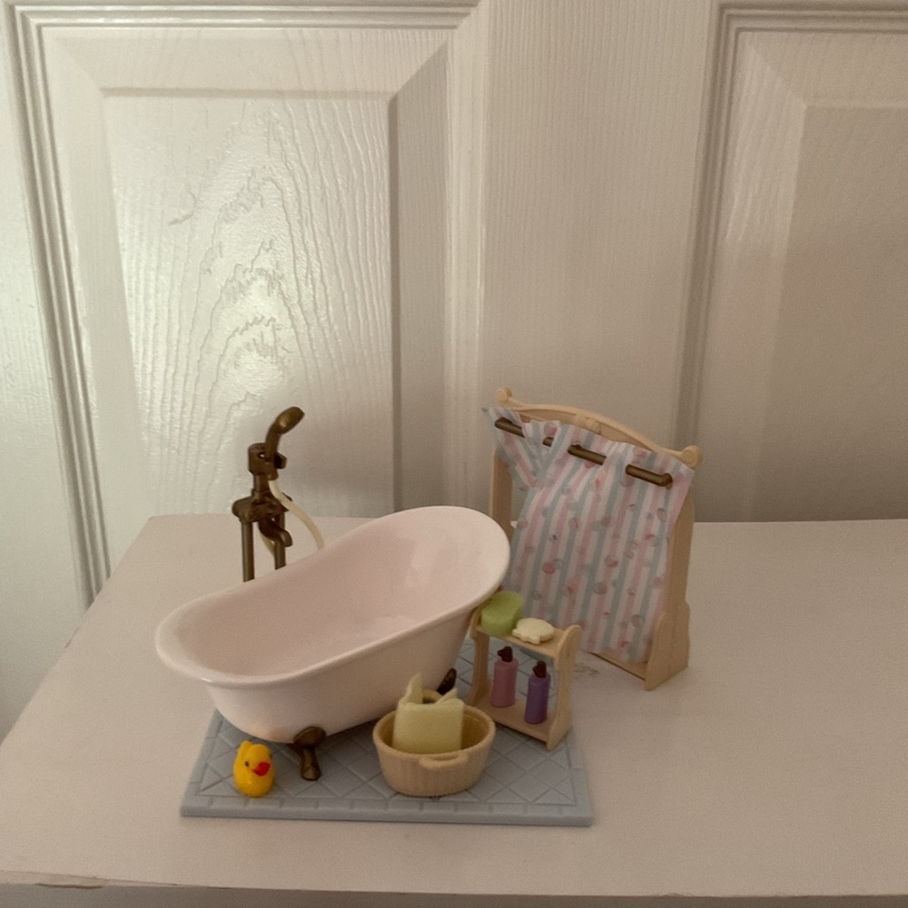 Pink and White Bath Accessories Set with Modern Design